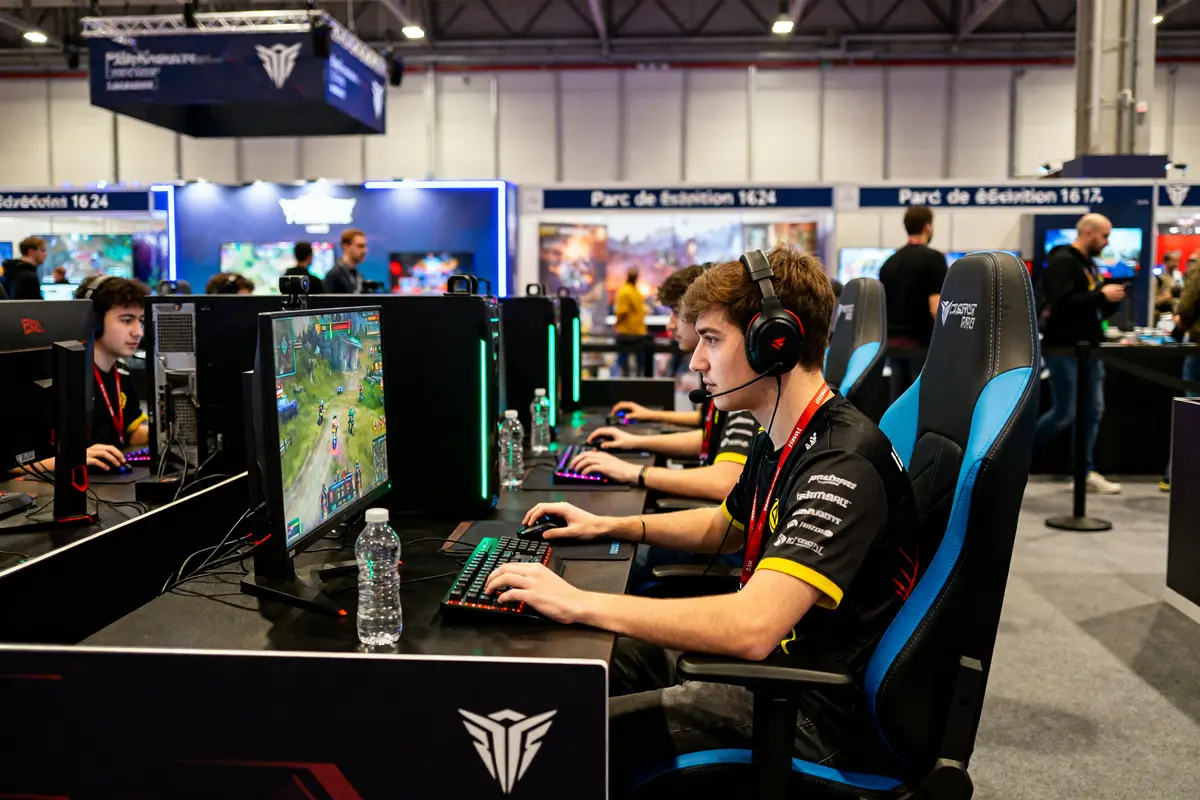 Joueurs concentrés en compétition de gaming lors de l'événement Game in Reims 2024