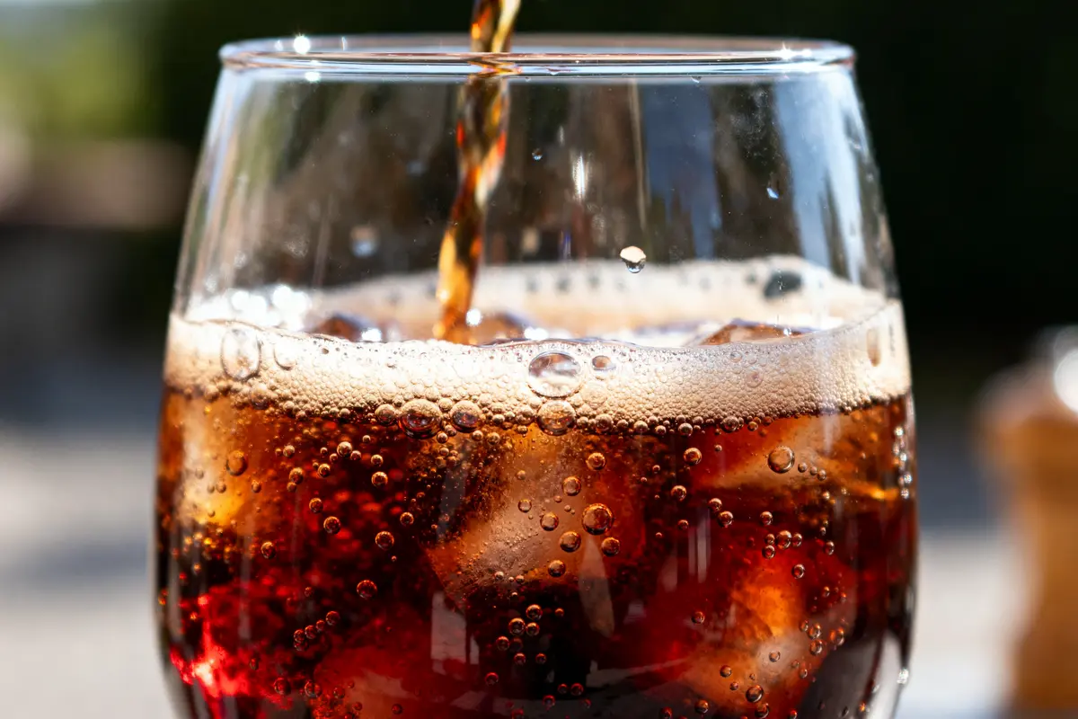 Vin rouge au Coca : Recette, origine et goût surprenant